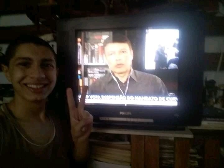 Lucas Alves gosta de tirar selfies com repórteres em sua TV (Foto: Reprodução)