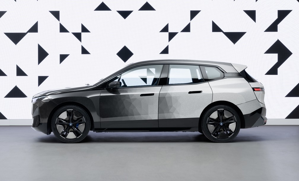 Carro que muda de cor da BMW foi revelado na CES 2022, em Las Vegas — Foto: BMW