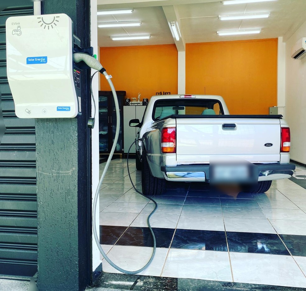 Caminhonete sendo recarregada em estação à base de energia solar, em Campo Grande (MS). — Foto: Henderson Martins