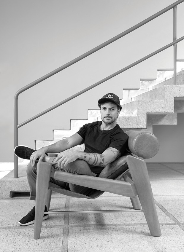 Zanini está sentado na poltrona Serfa, que ele desenhou em 2015 e recebeu o A’Design Award, Itália, em 2018 (Foto: Daniel Mansur / Editora Globo)