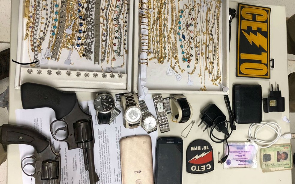 Joias e relógios roubados foram recuperados pela polícia (Foto: Divulgação/PM)
