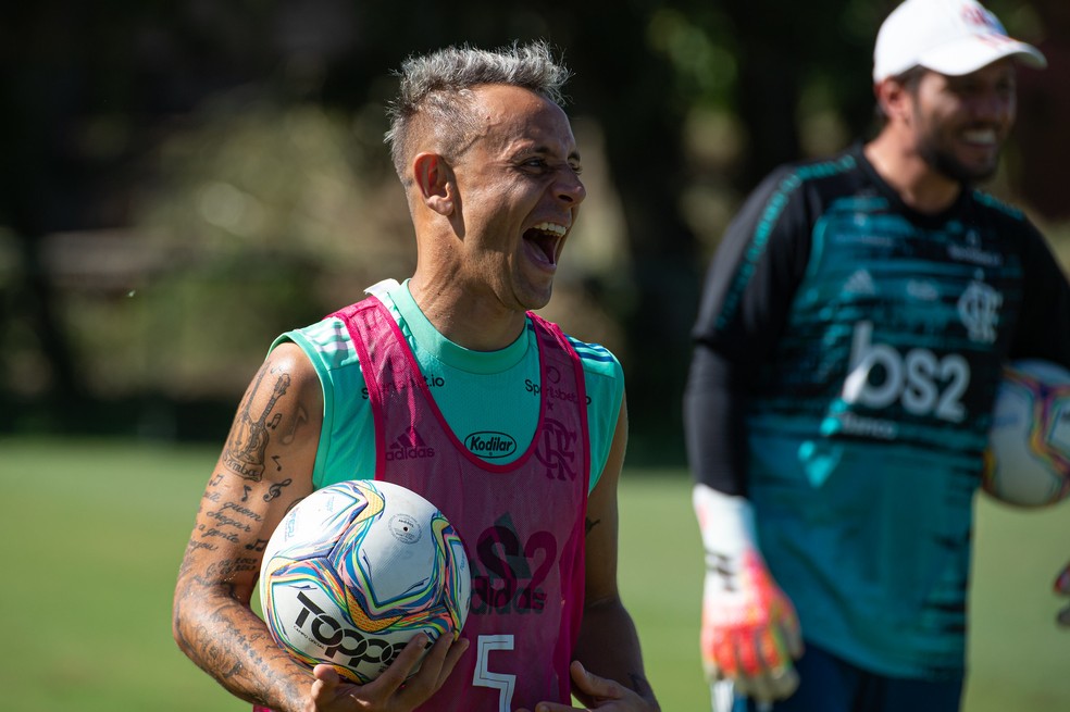 Rafinha e Diego Alves riem durante treino do Flamengo nesta quarta-feira — Foto: Alexandre Vidal / Flamengo