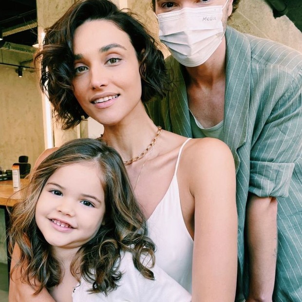 Débora Nascimento e a filha Bella posaram juntas e mostraram os cabelos produzidos pelo hairstylist Tiago Parente (Foto: Reprodução/Instagram)