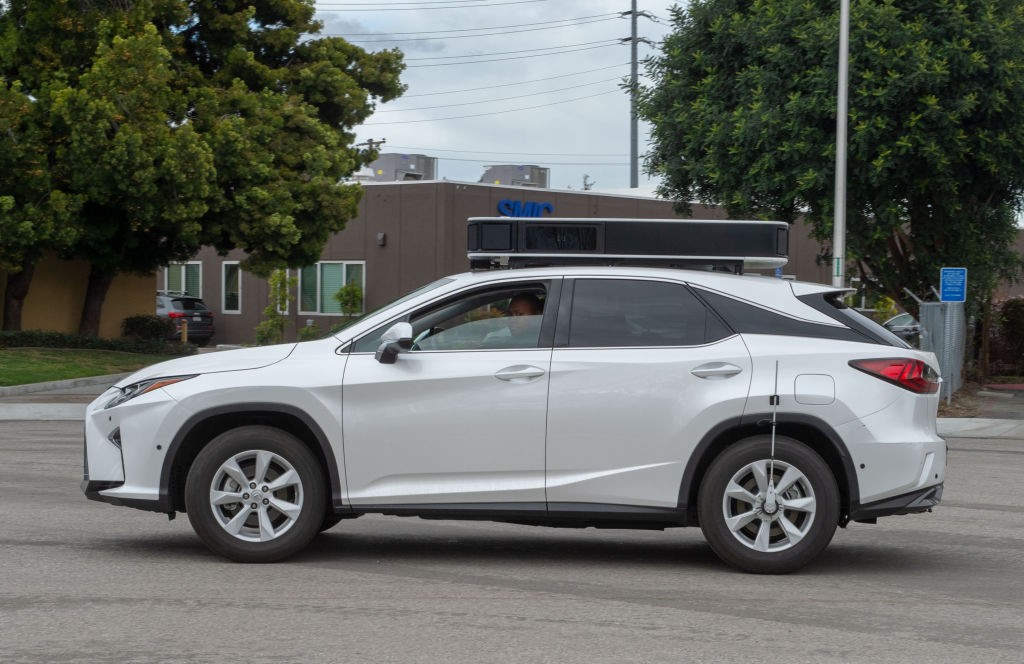26 March 2019, US, Santa Clara: A Lexus SUV converted by Apple into a robot car is on its way on a test drive. (to dpa "Apple gets specialists for electric drives from Tesla") Photo: Andrej Sokolow/dpa (Photo by Andrej Sokolow/picture alliance via Getty I (Foto: picture alliance via Getty Image)