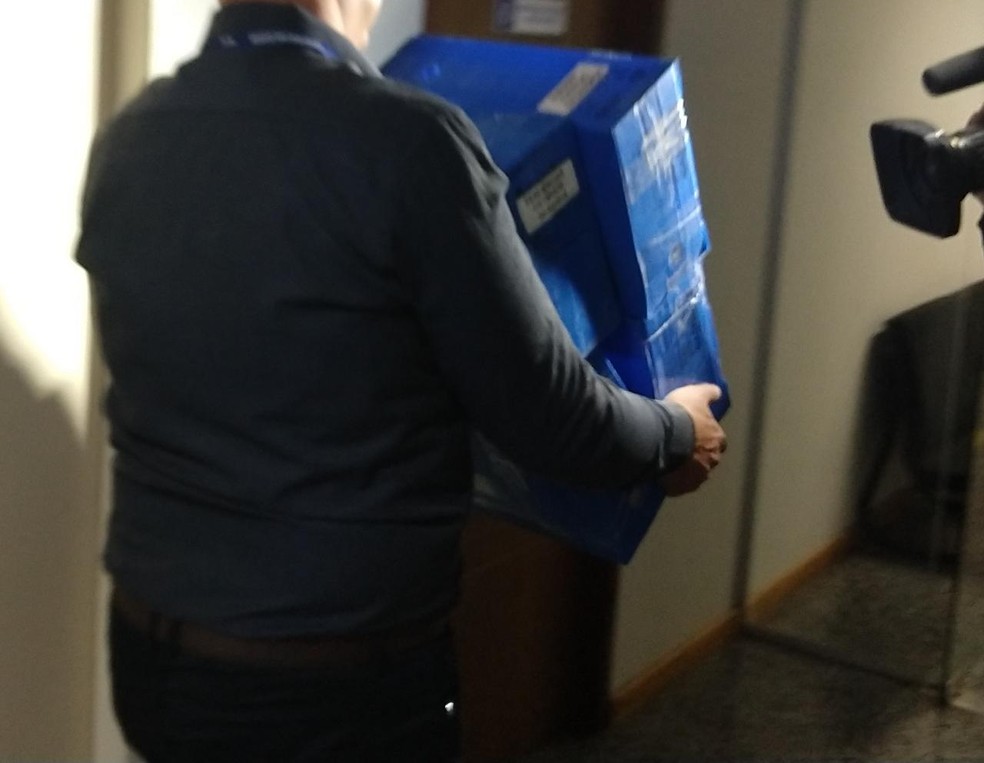 Documentos são recolhidos para embasar investigação (Foto: Carlos Renato Souza/ TVCA)