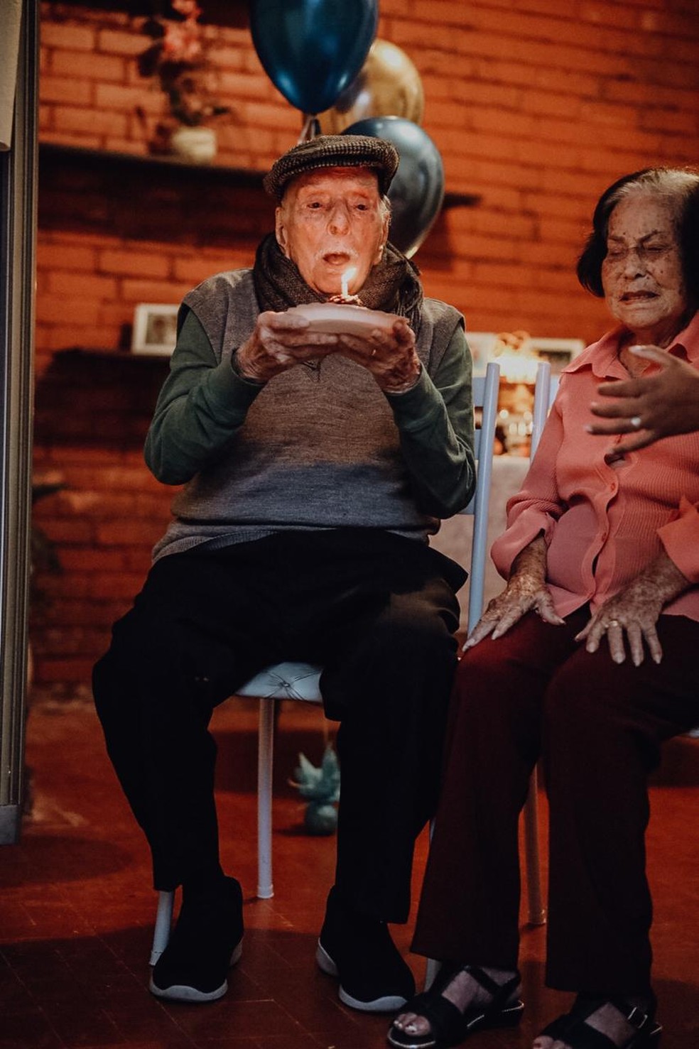 João Freire Jucá Sobrinho comemorando seus 104 anos, em Petrópolis, mantendo as medidas de proteção devido ao coronavírus — Foto: Giovani Garcia