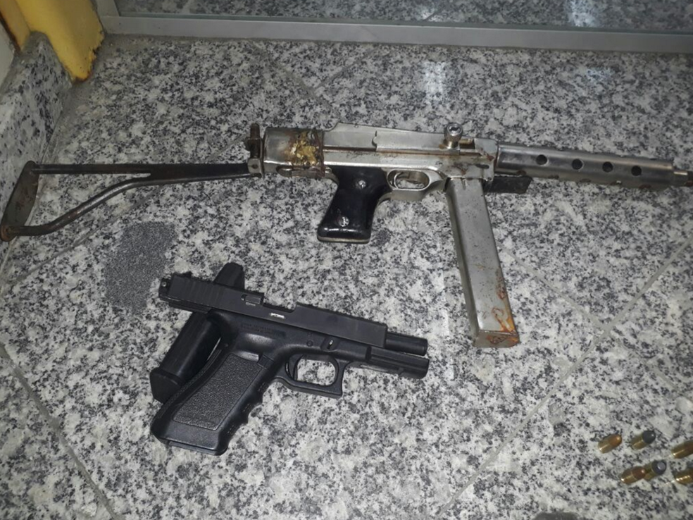 Armas estavam dentro de uma casa na Rainha da Sucata, em Cabo Frio, no RJ (Foto: Divulgação/Polícia Militar)