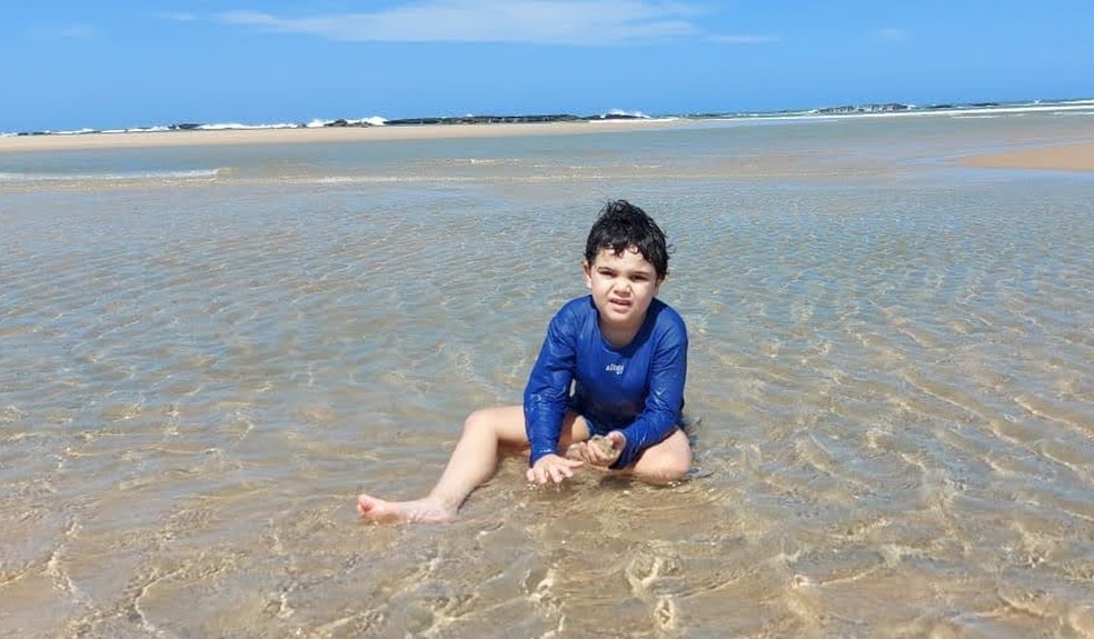 José, 8 anos, tem autismo e é apaixonado pelo mar — Foto: Divulgação