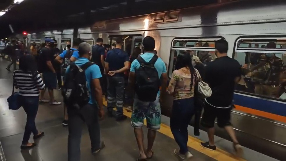 Passageiros embarcam no metrô, na estação Ceilândia Centro, na manhã desta segunda-feira (19) — Foto: TV Globo/Reprodução