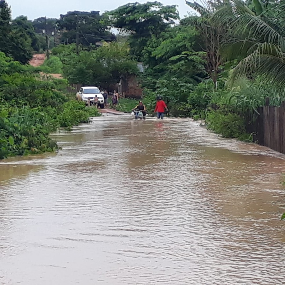 Casas foram alagadas devido ao volume de chuva em Juara (MT) — Foto: Reprodução/TV Centro América