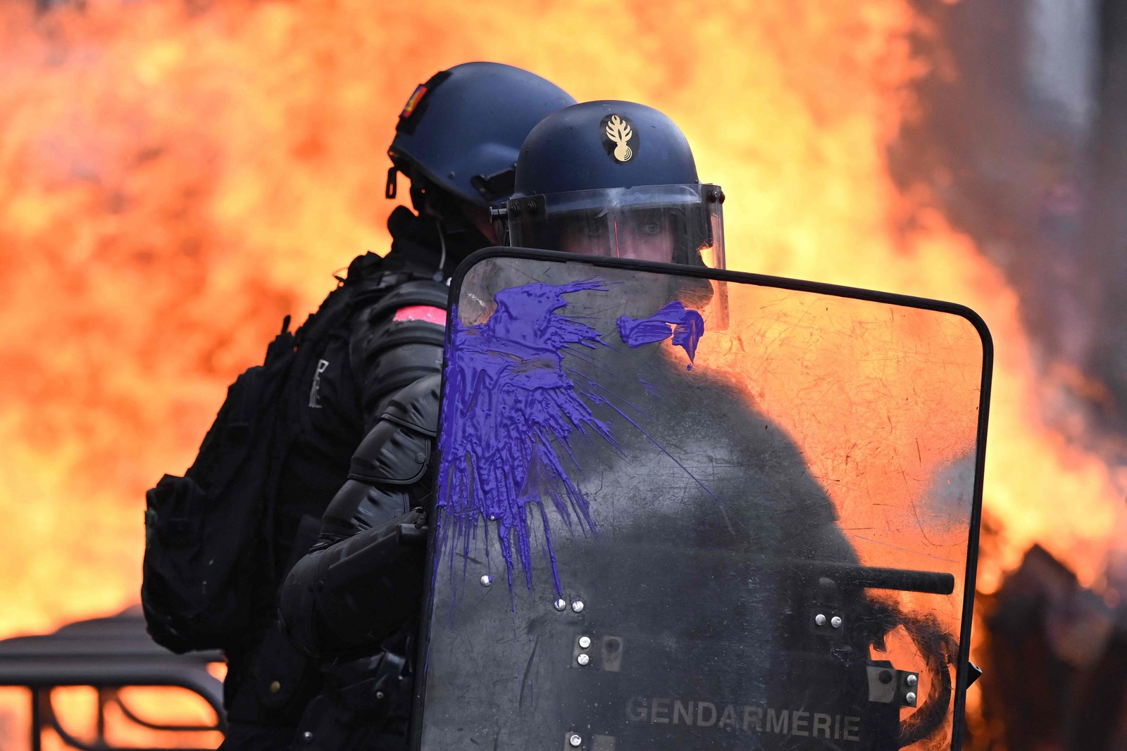 Levante popular levou a confrontos violentos entre policiais e manifestantes na capital e em outras cidades da França — Foto: Emmanuel Dunand/AFP