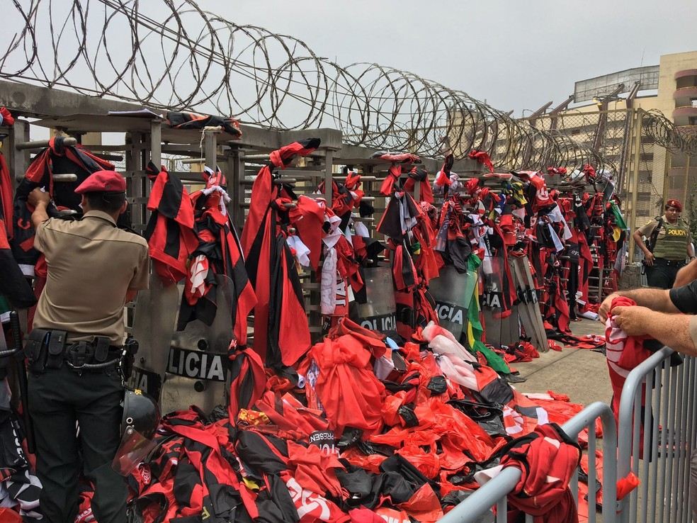 Autoridades peruanas confiscaram muitas bandeiras de torcedores em 2019 — Foto: Reprodução