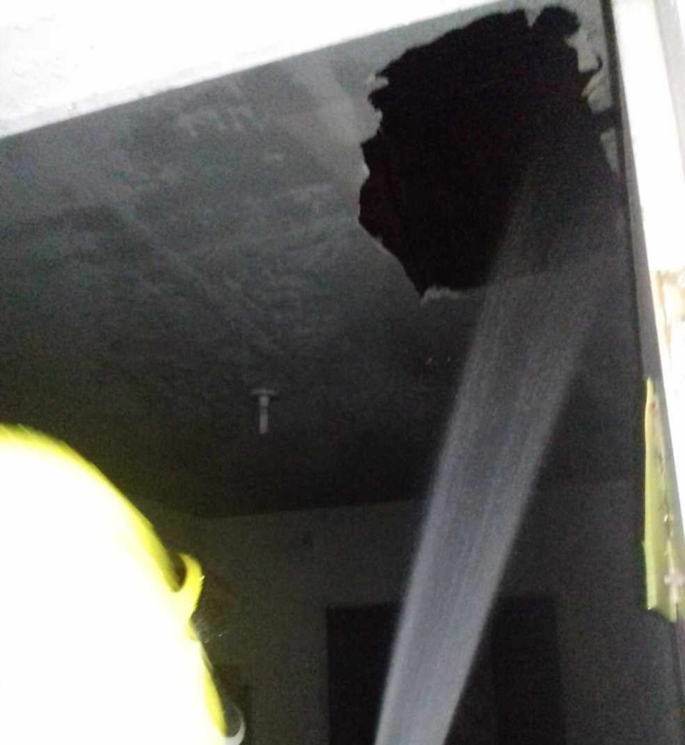 Teto da escola ficou destruído — Foto: Reprodução/Redes Sociais