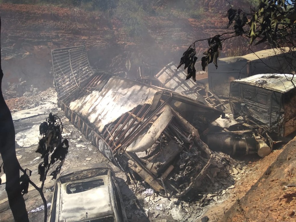 Três carros pegaram fogo durante colisão na BR-135 — Foto: Divulgação/PRF