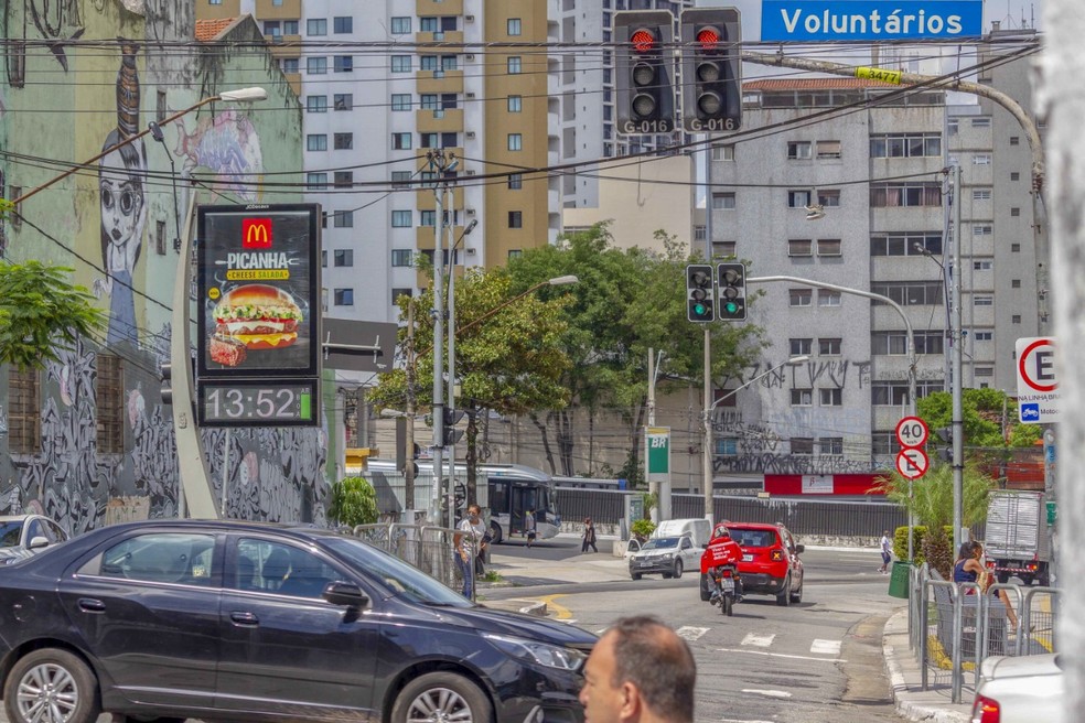 Movimentação de veículos na Zona Norte de SP no primeiro dia útil da fase de transição — Foto: Luiz Santos/Photopress/Estadão Conteúdo