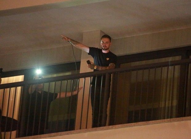 Liam Payne faz show em sacada de hotel (Foto: Dilson Silva / AgNews)