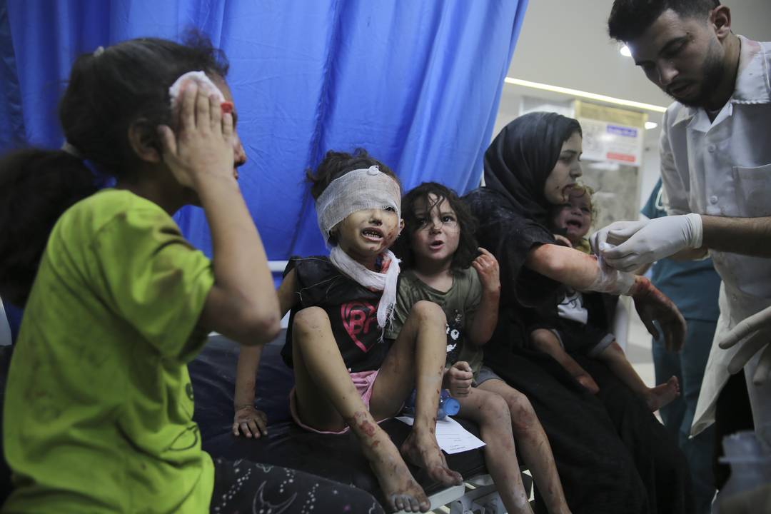 Crianças palestinas choram em hospital na região de Gaza em 11 de outubro de 2023