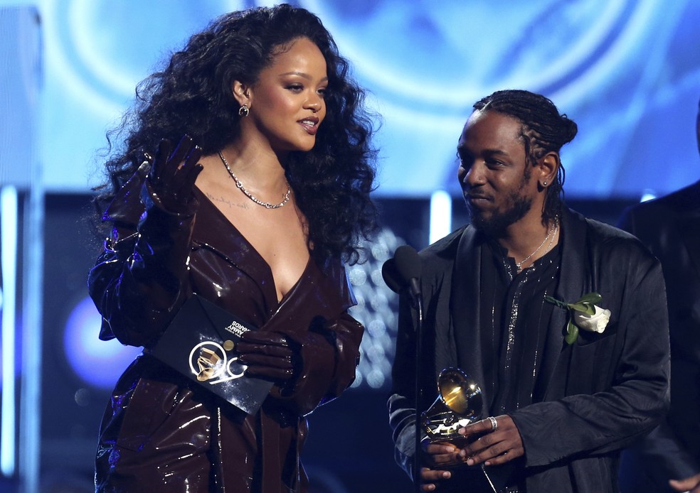 Rihanna e Kendrick Lamar recebem o prêmio de Melhor Colaboração de Rap no Grammy 2018 (Foto: Matt Sayles/Invision/AP)