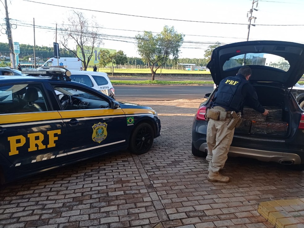 Maconha apreendida em Ourinhos em carro de luxo furtado — Foto: PRF/Divulgação