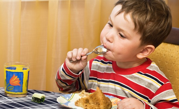 Criança comendo bolo  (Foto: Shutterstock)