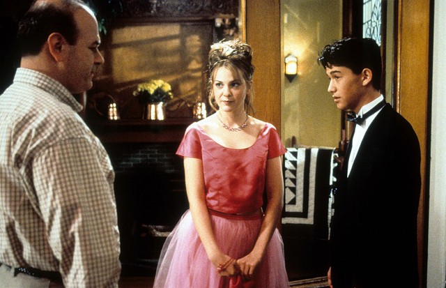 Larry Miller stands before Larisa Oleynik and Joseph Gordon-Levitt in a scene from the film '10 Things I Hate About You', 1999. (Photo by Buena Vista/Getty Images) (Foto: Getty Images)