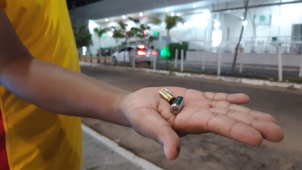 Cápsulas de balas ficaram espalhadas próximo a shopping na Zona Sul de Natal — Foto: Sérgio Henrique Santos/Inter TV Cabugi