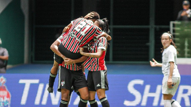 Jogadoras do São Paulo comemoram gol contra o Santos