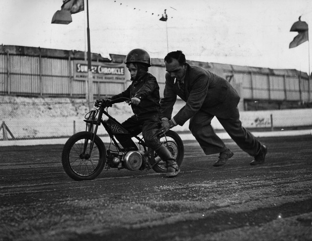 Pai e filho com moto (Foto: Getty Images)