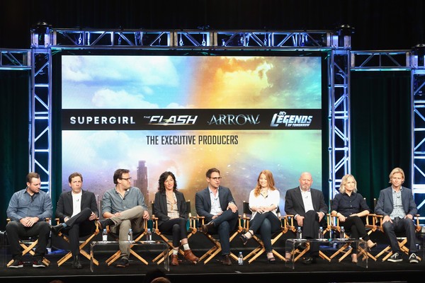 Andrew Kreisberg se reúne em apresentação com demais produtores executivos do estúdio (Foto: Getty Images)