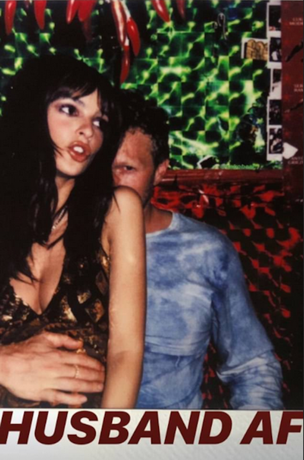 A modelo e atriz Emily Ratajkowsky sentada no colo do marido (Foto: Instagram)