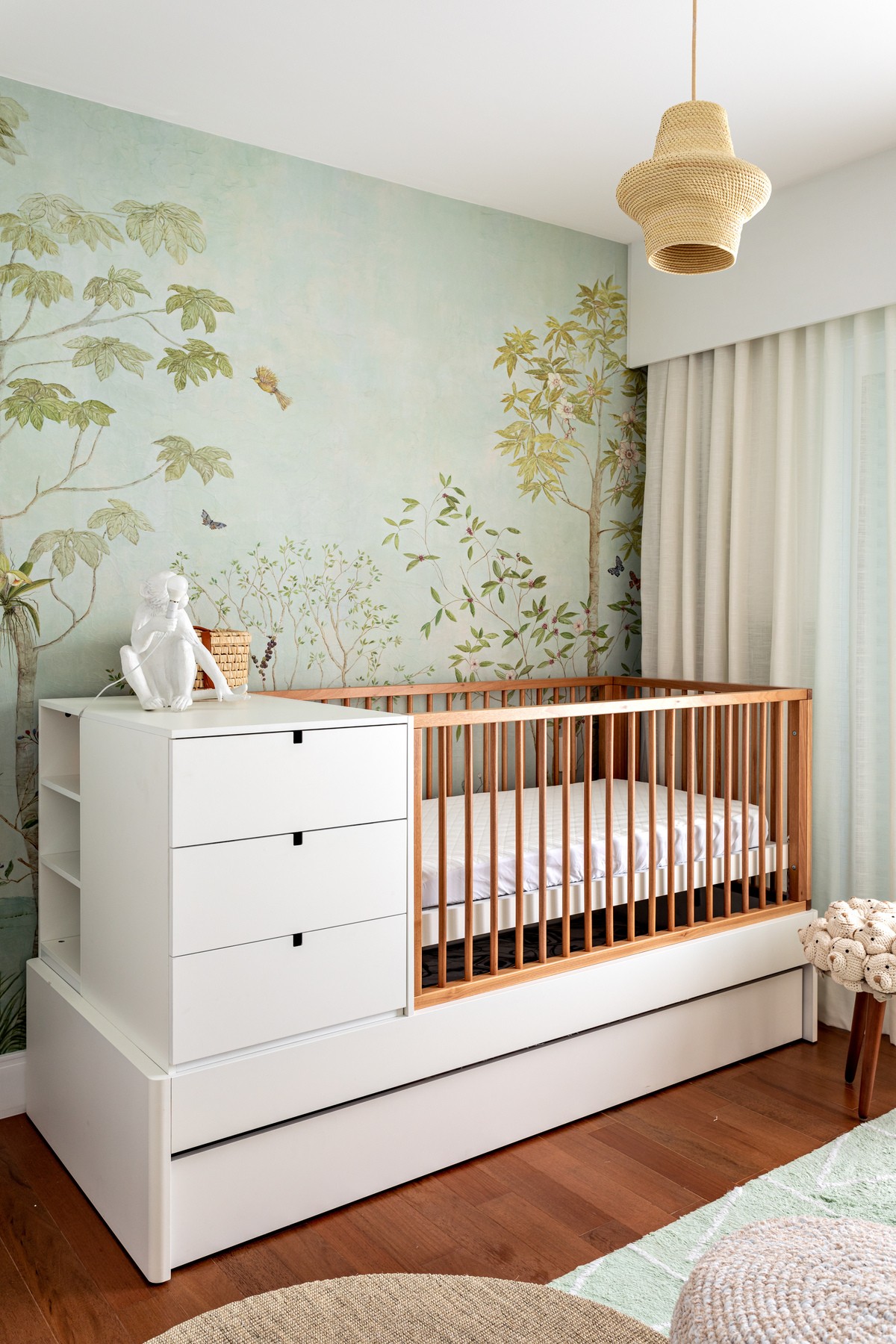 BABY'S ROOM |  The wallpaper is by White.  The crib, made in white and wood, follows the palette of the rest of the apartment (Photo: Fran Parente / Disclosure)