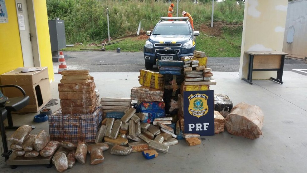 No carro, foram apreendidos 607 kg de maconha, segundo a PRF. (Foto: Divulgação/PRF)