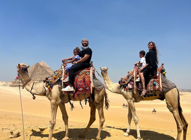 John Legend, Chrissy Teigen e os filhos no Egito (Foto: Reprodução / Instagram)