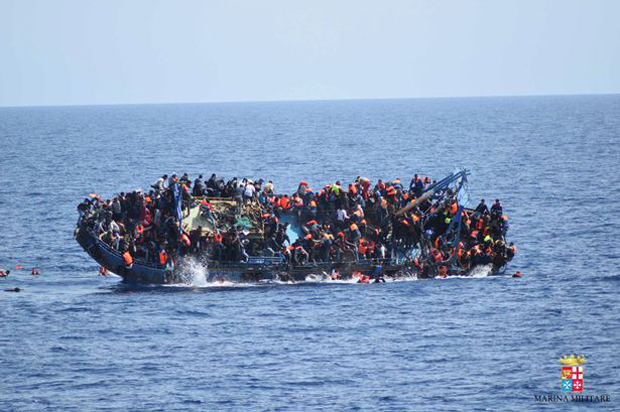 Barco virando com refugiados na Líbia (Foto: Getty Images/Marina Militare)