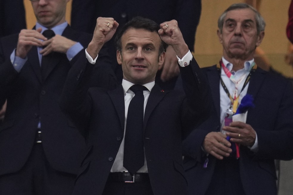 O presidente francês Emmanuel Macron torce durante a semifinal entre França e Marrocos na Copa do Catar, em 14 de dezembro de 2022 — Foto: Manu Fernandez/AP