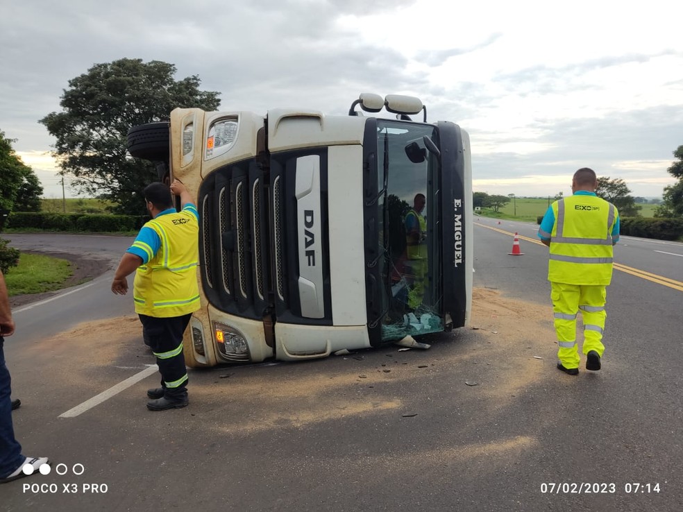 Carreta tombou  no trevo de acesso a Iacri nesta terça-feira  — Foto: João Trentini / Divulgação 