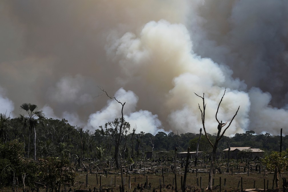 Foto mostra fumaça subindo em meio à vegetação perto da Transamazônica em Humaitá (AM), no dia 8 de setembro. — Foto: Bruno Kelly/Reuters