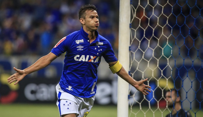 Roger Flores destaca inteligência de Henrique em vitória do Cruzeiro