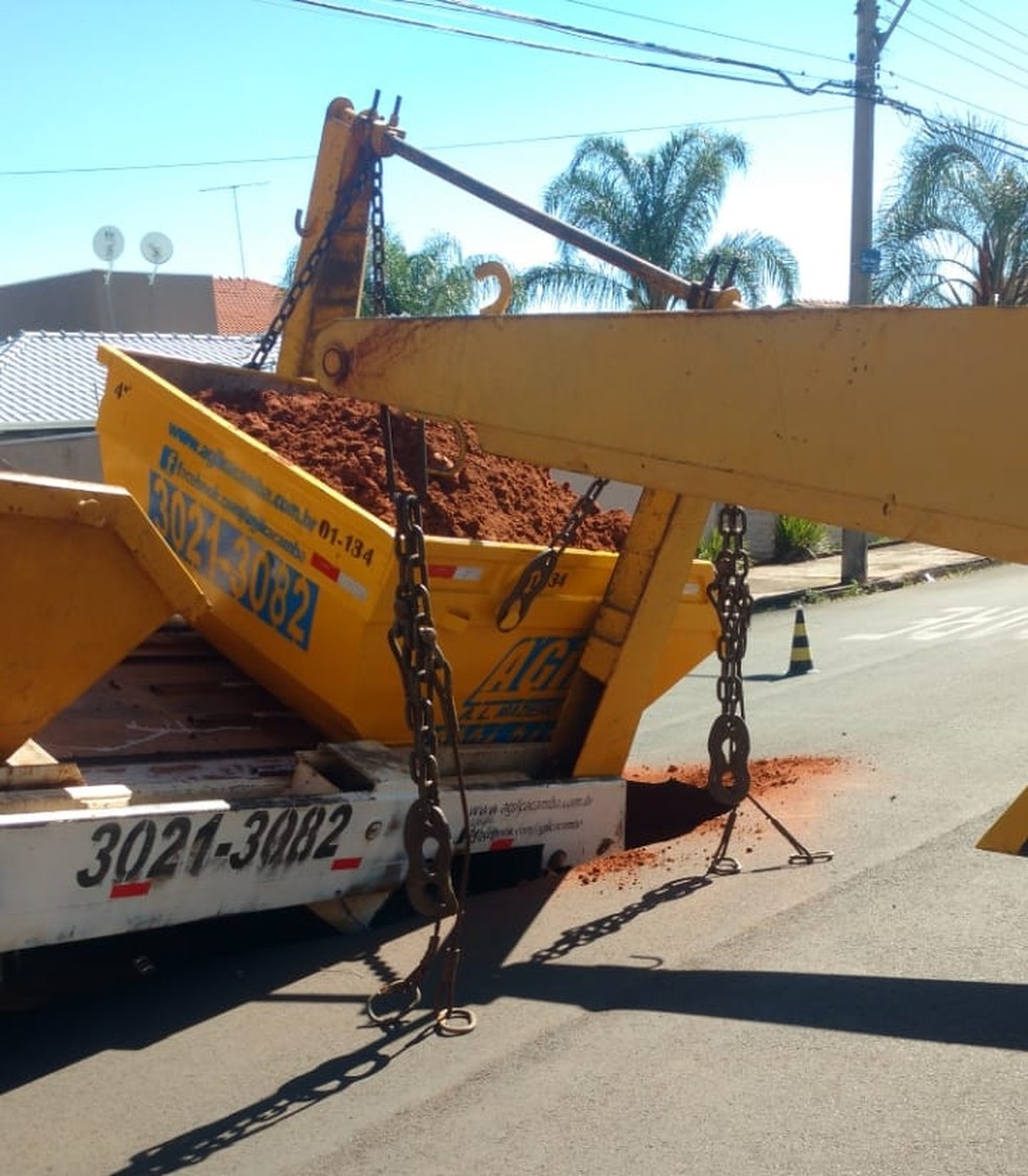 DAE informou que enviou uma equipe de manutenção para remover o veículo  — Foto: Arquivo pessoal