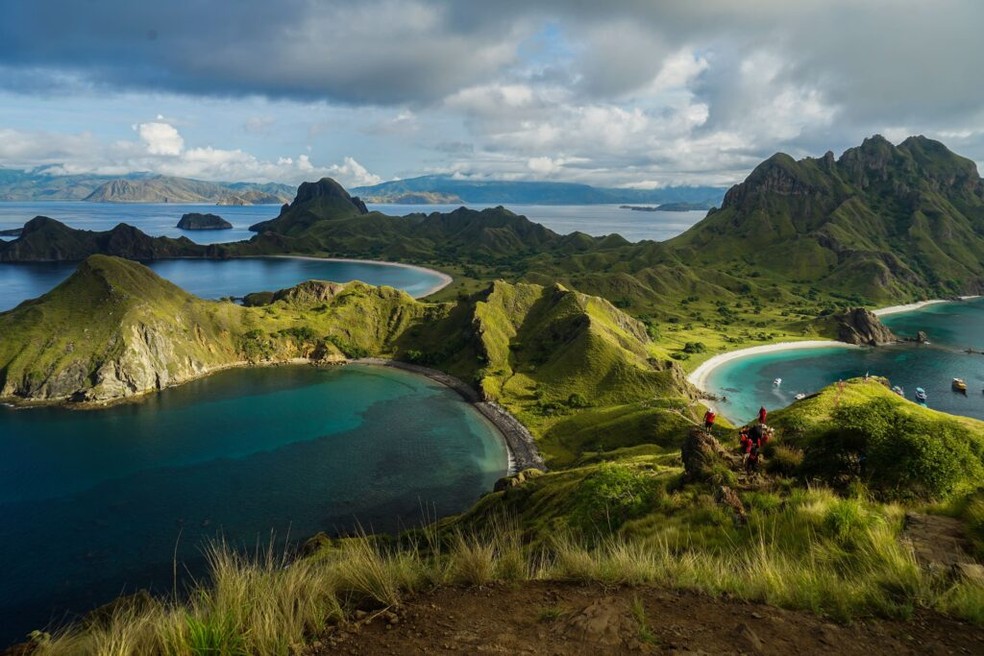 A ilha de Padar, na Indonésia, brilha nesta imagem que mostra os picos das montanhas, humanos e barcos — Foto: YUS JULIADI/ Wikimedia Commons/ CreativeCommons