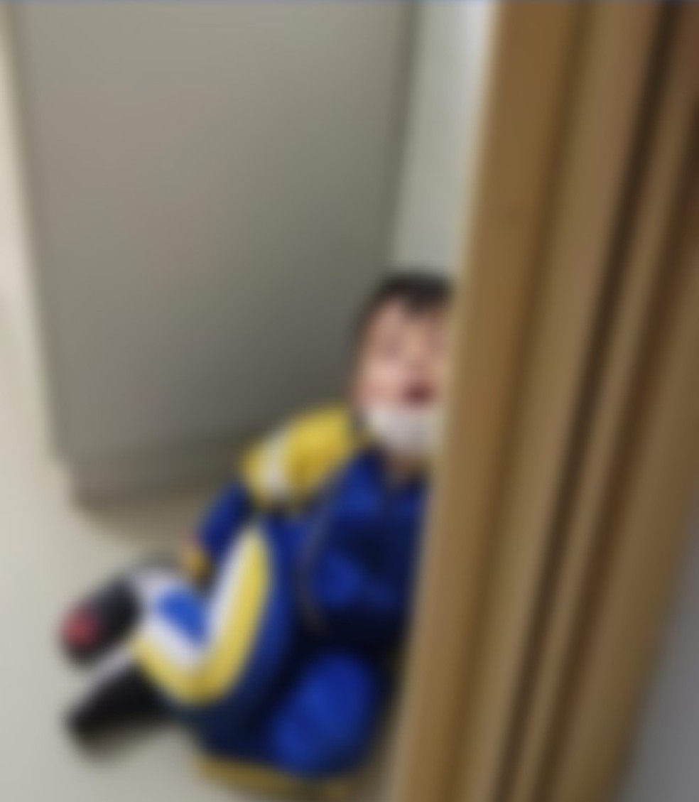 Foto mostra criança dormindo no chão da Colmeia Mágica, no primeiro inquérito — Foto: Reprodução/ Redes sociais. 