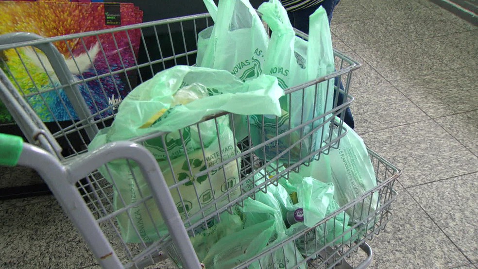 A meta é reduzir pela metade a distribuição de sacolas plásticas por ano — Foto: Reprodução TV Globo