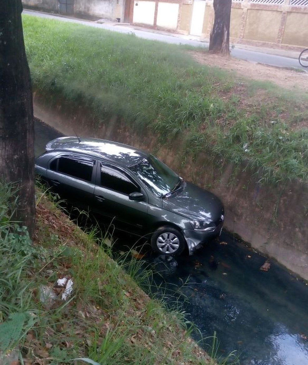 Veículo caiu em um córrego próximo a  Avenida Jonas Leal, em Paracambi (Foto: Fabrício Ribeiro de Oliveira)