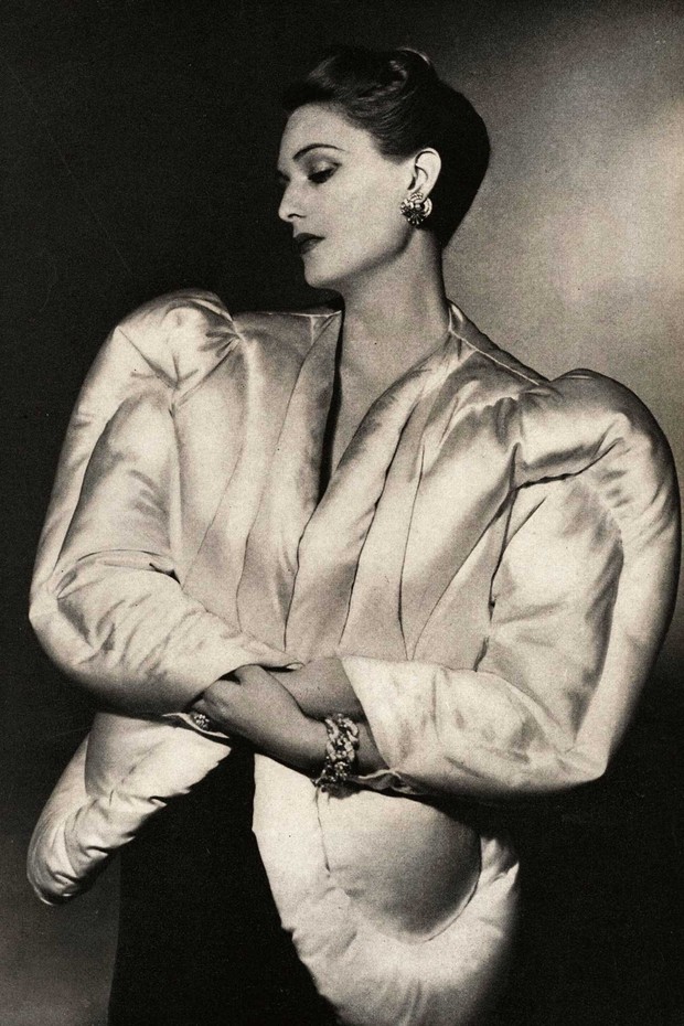 A Charles James evening jacket resembling an eiderdown, photographed for Harper's Bazaar, October 1938, by Horst P Horst (Foto: HORST P HORST)