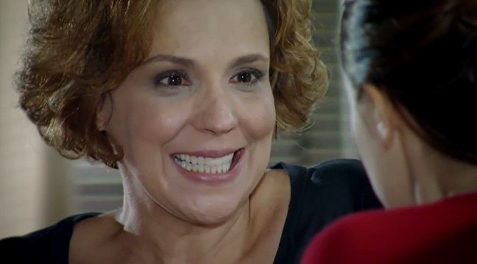 Eva (Ana Beatriz Nogueira) diz que Manuela (Marjorie Estiano) tomou tudo de Ana (Fernanda Vasconcellos) em 'A Vida da Gente' — Foto: Globo