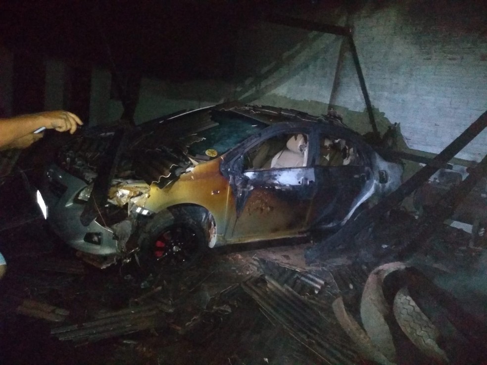 Carro que estava em oficina ficou destruído  — Foto: Divulgação/Corpo de Bombeiros