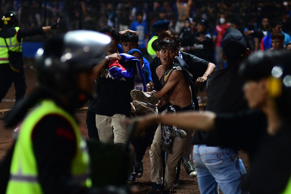 Confusão tumulto jogo Indonésia 127 mortes Arema Persebaya — Foto: AFP