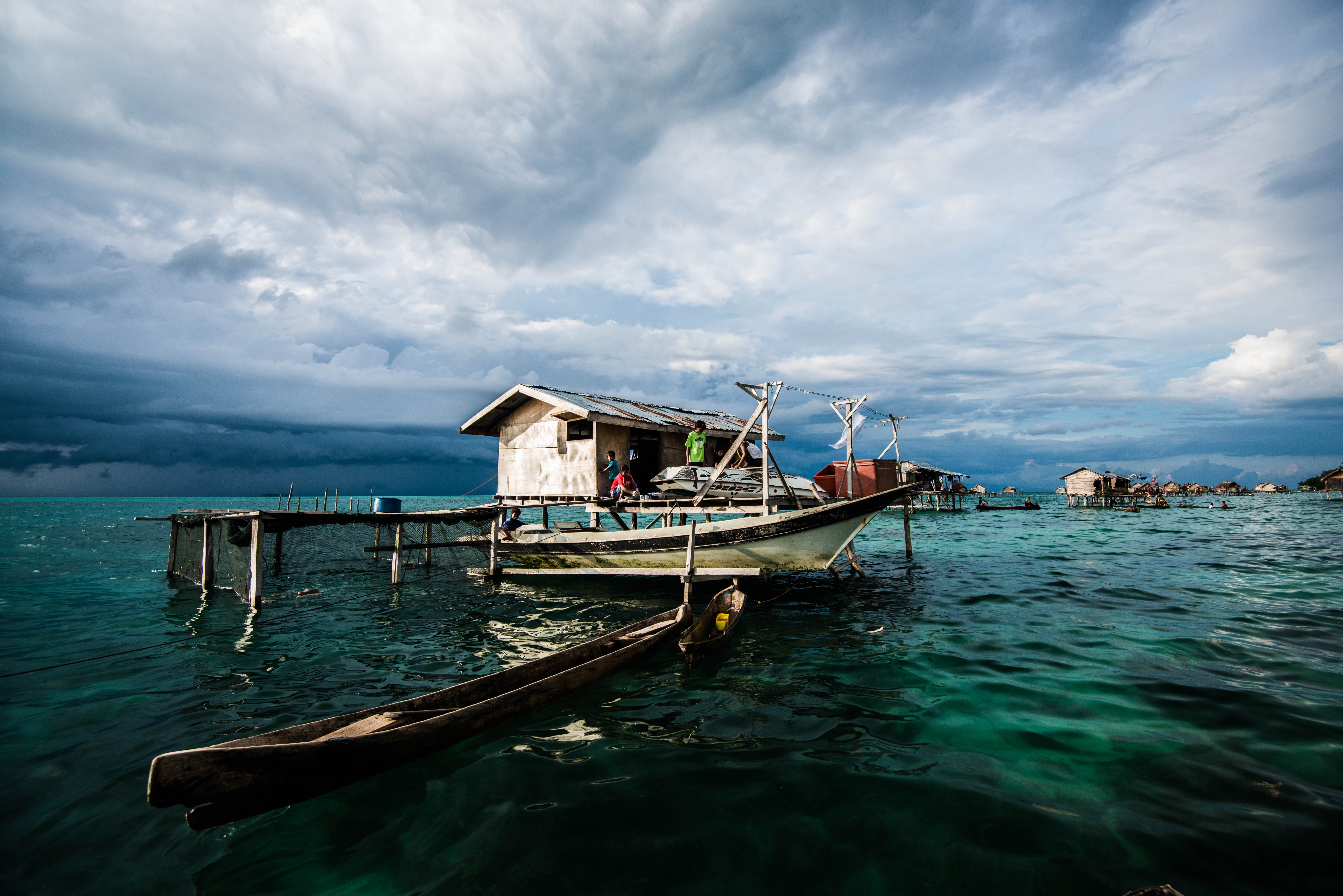 Apelidados de “ciganos do mar”, os Bajau são conhecidos pela habilidade em mergulho livre. Acima: povo em Bornéu (Foto: johnjodeery/Wikimedia Commons)