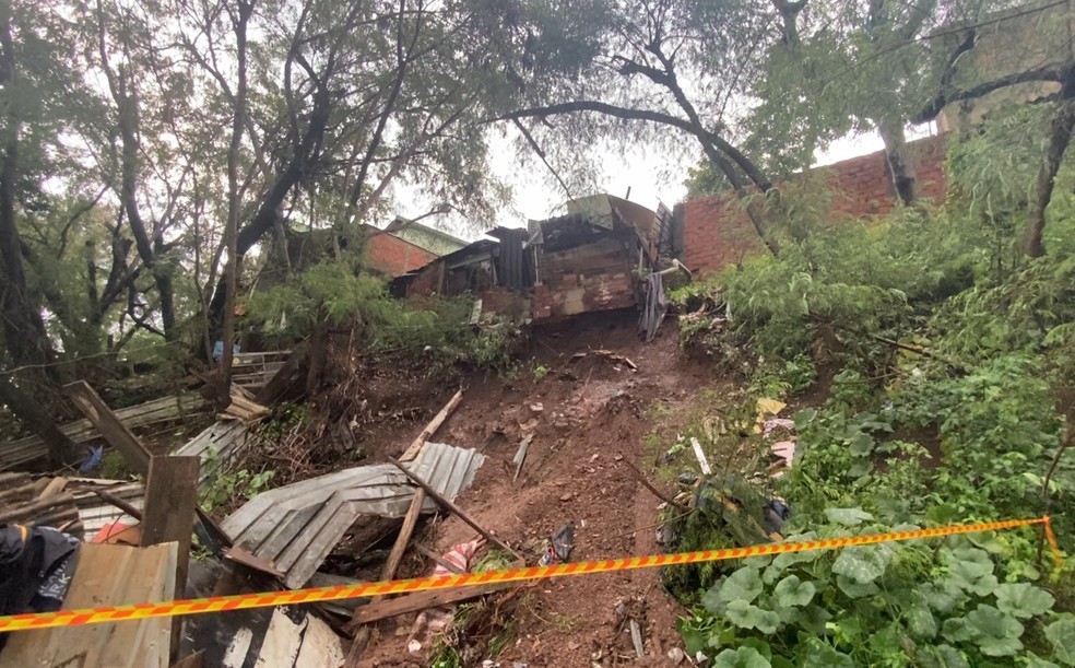 Deslizamento após chuvas em comunidade de Piracicaba — Foto: Edijan Del Santo/ EPTV