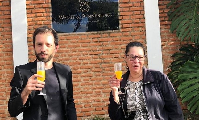 Bruno Maia e Heloisa de Carvalho, filha de Olavo de Carvalho, brindam com suco de laranja em Atibaia
